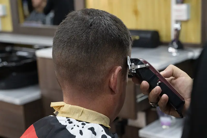 Pelanggan dicukur dengan clipper